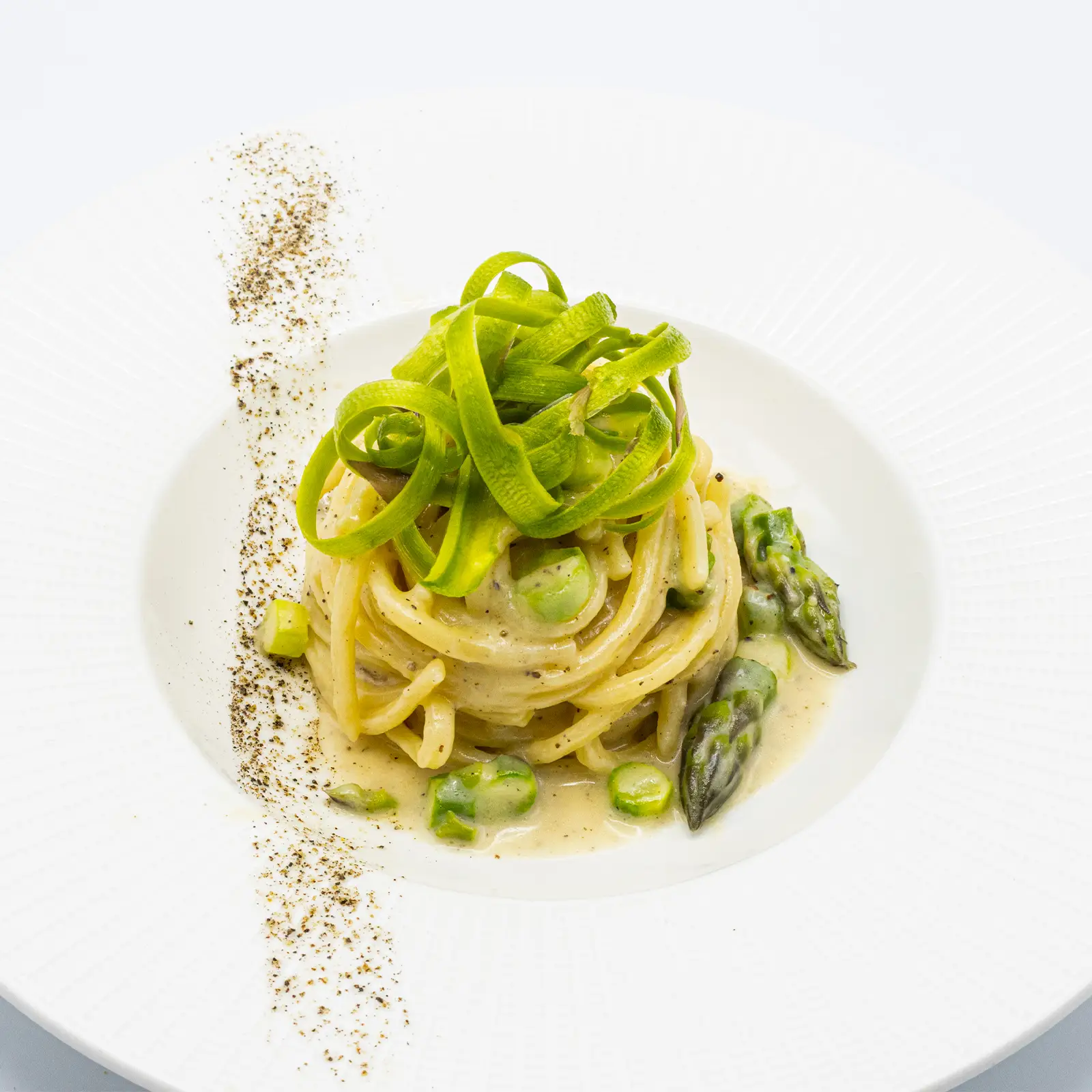 Spaghetti alla chitarra cacio e pepe aux asperges restaurant Spaghetti alla chitarra cacio e pepe aux asperges restaurant