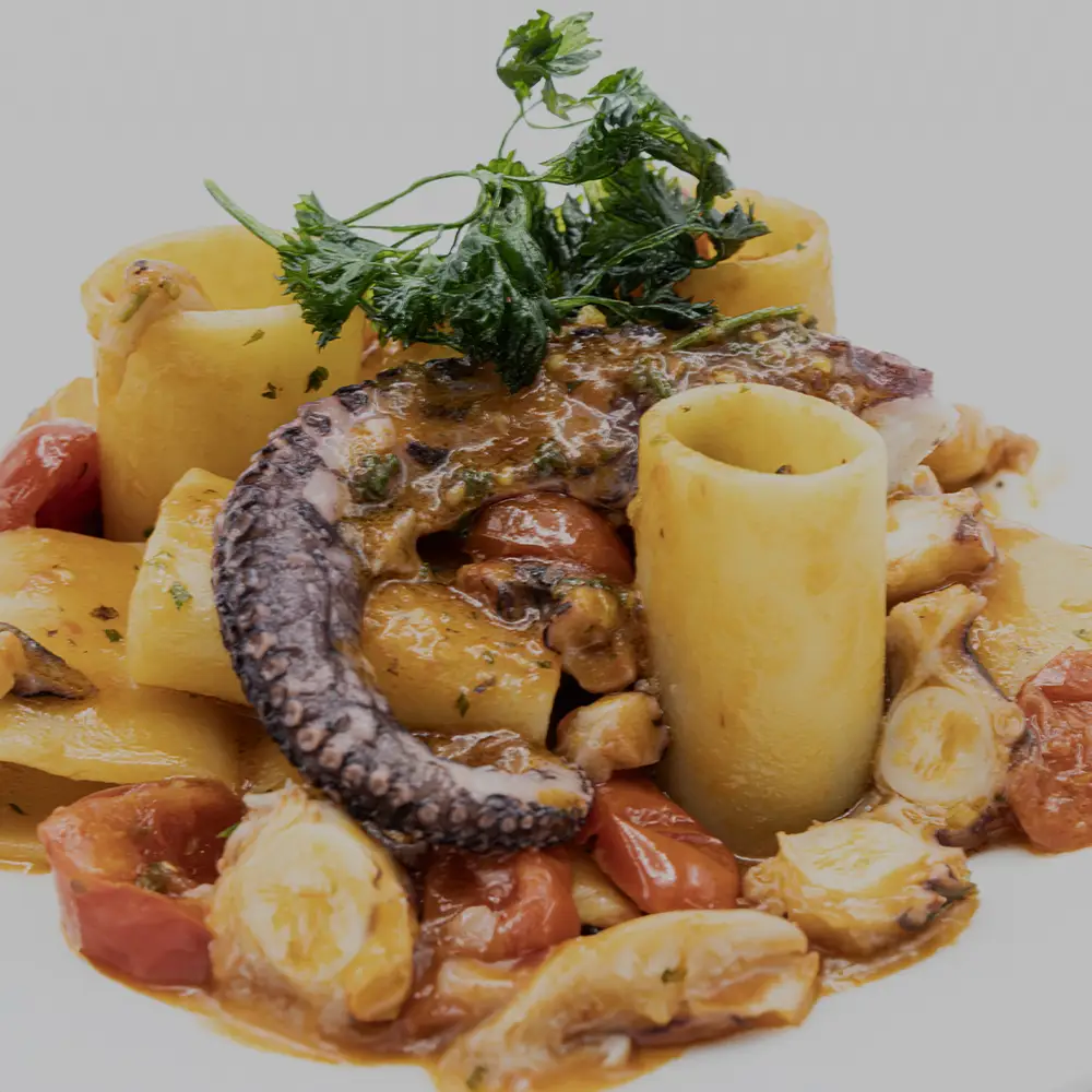 Pâtes avec poulpe et tomates fraîches